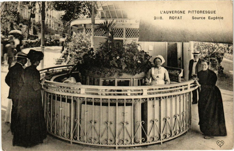 Carte postale ancienne Royat - Source eugenie à Royat