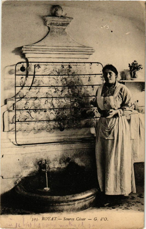 Carte postale ancienne Royat - Source cesar à Royat