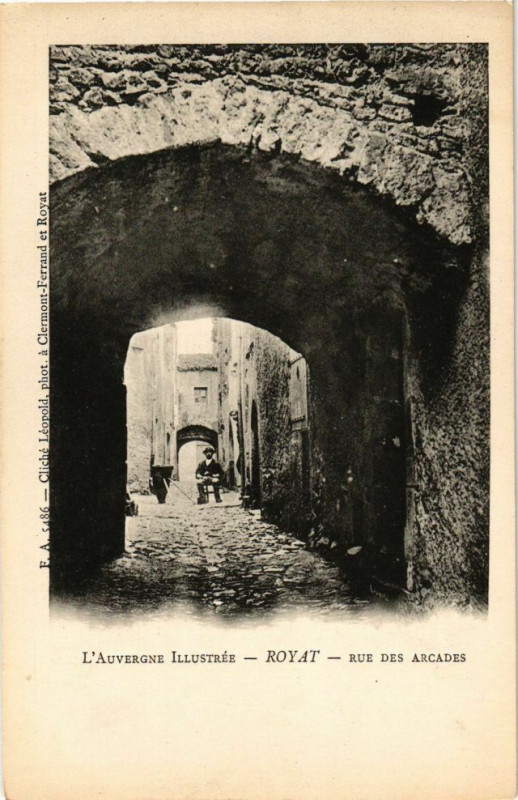 Carte postale ancienne Royat - Rue des arcades à Royat