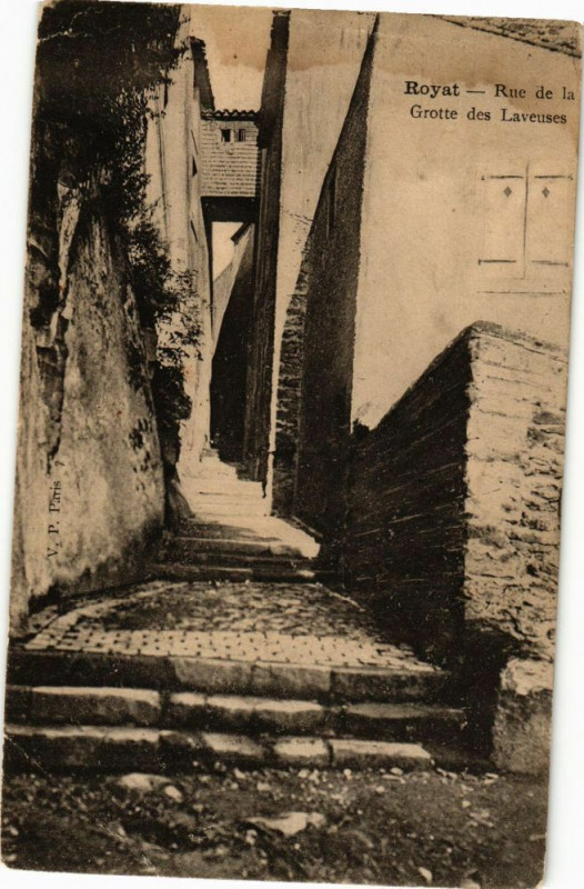 Carte postale ancienne Royat - Rue de la Grotte à Royat
