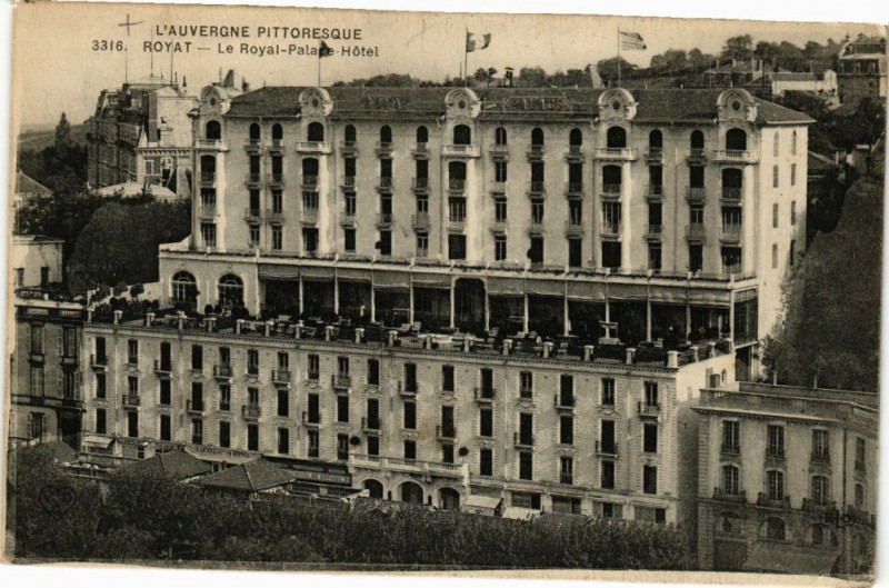Carte postale ancienne Royat - Le Royal palace hotel à Royat