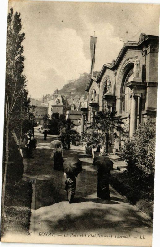 Carte postale ancienne Royat - Le parc et l'Etabl. tHERMal à Royat