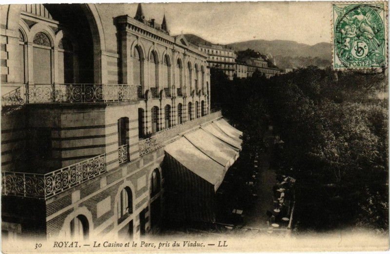 Carte postale ancienne Royat - Le casino et le parc à Royat
