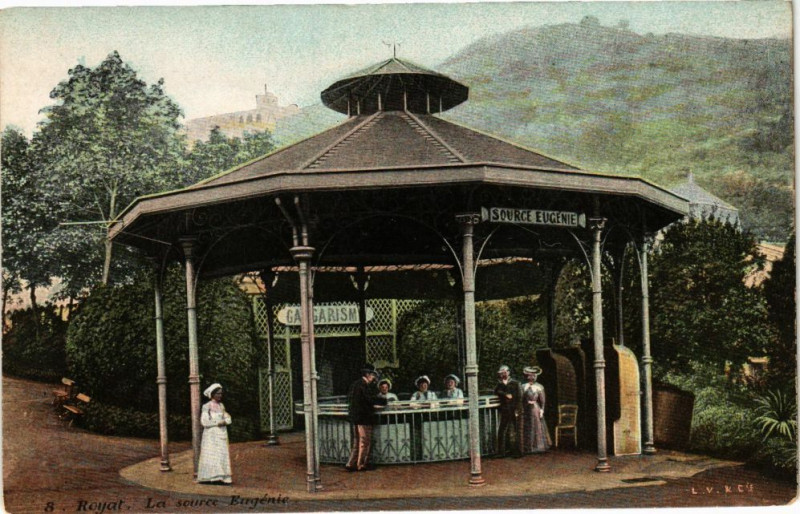 Carte postale ancienne Royat - La source eugenie à Royat