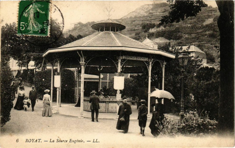 Carte postale ancienne Royat - La source eugenie à Royat