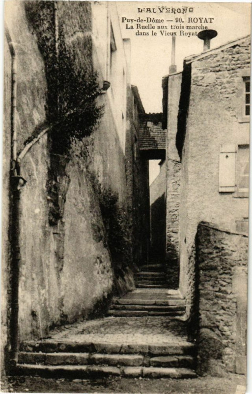 Carte postale ancienne Royat - La ruelle aux trois Marché à Royat