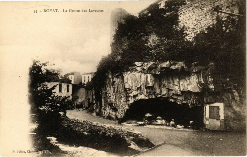 Carte postale ancienne Royat - La Grotte des laveuses à Royat