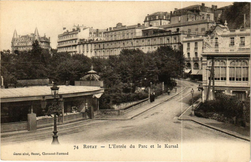Carte postale ancienne Royat - L'ENTRée Du Parc Et Le Kursal à Royat