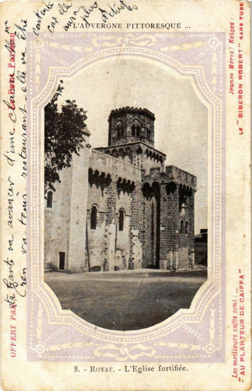 Carte postale ancienne Royat - L'Eglise fortifiée à Royat