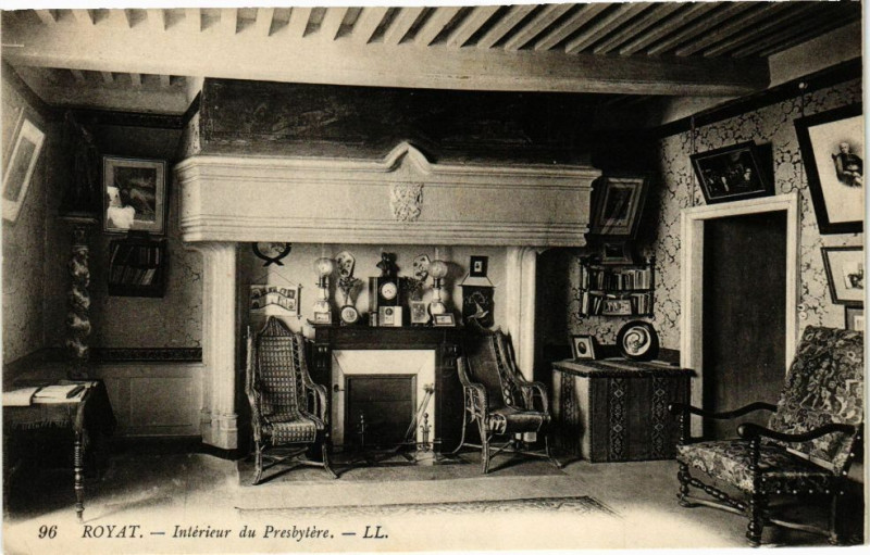 Carte postale ancienne Royat - Interieur du presbytere à Royat