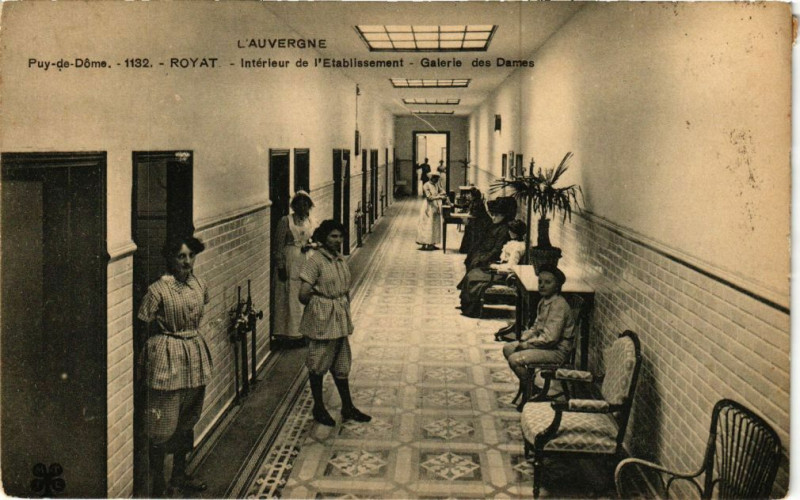 Carte postale ancienne Royat - Interieur de l'Etabl. à Royat