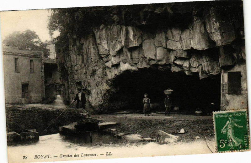 Carte postale ancienne Royat - Grottes des laveuses à Royat