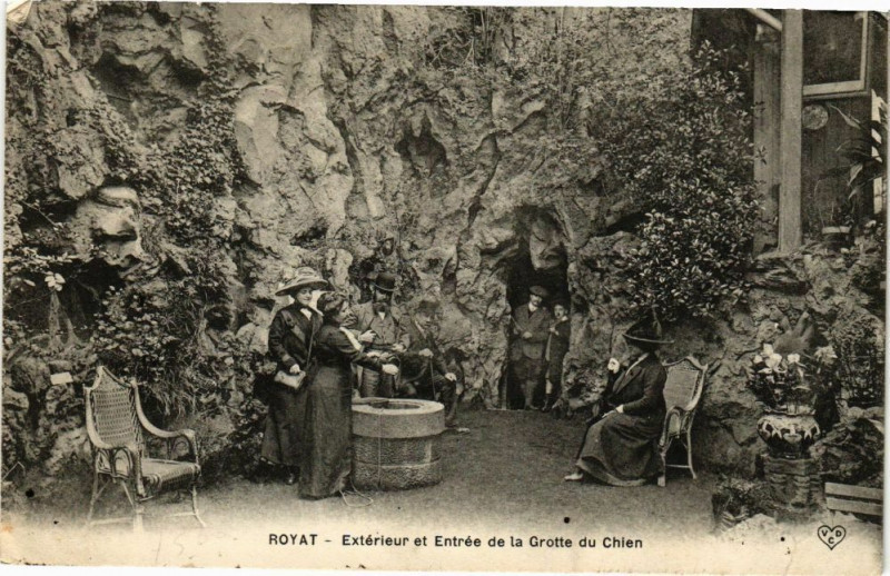 Carte postale ancienne Royat - Exterieur et entrée de la Grotte du chien à Royat