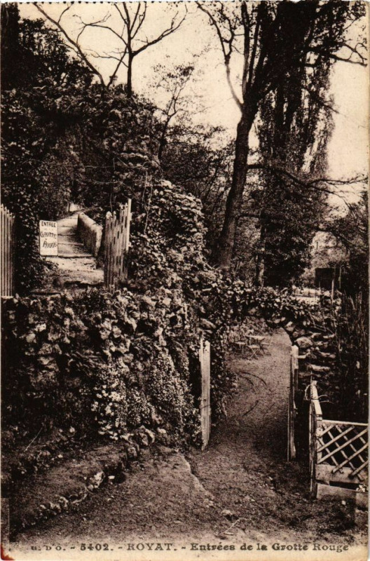 Carte postale ancienne Royat - Entrée de la Grotte rouge à Royat
