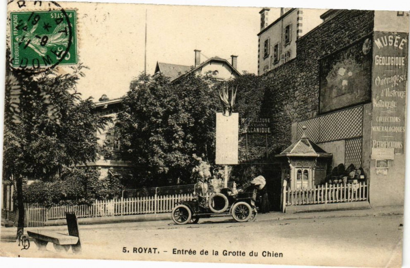 Carte postale ancienne Royat - Entrée de la Grotte du chien à Royat
