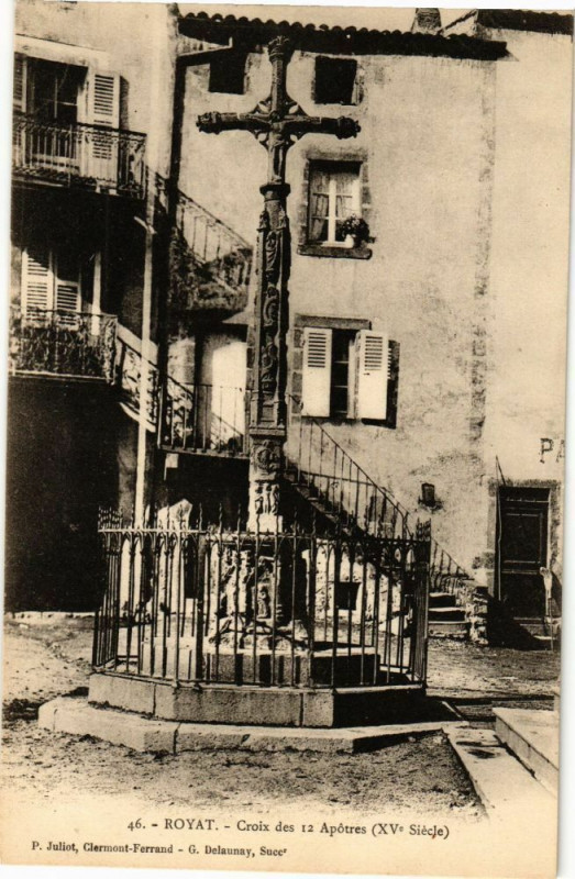 Carte postale ancienne Royat - Croix des 12 apotres à Royat