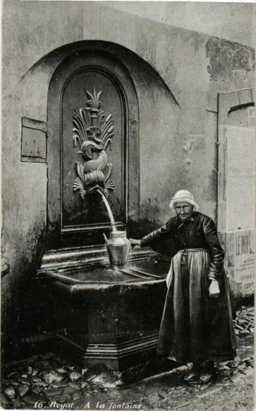 Carte postale ancienne Royat - A la fontaine à Royat