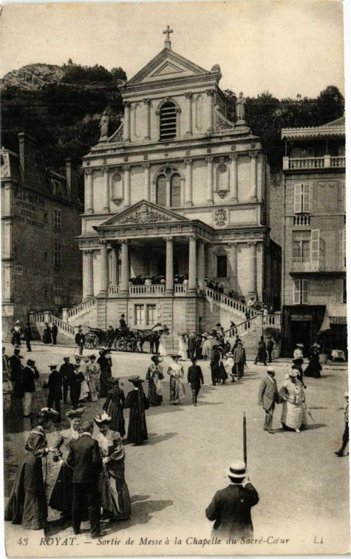 Carte postale ancienne Royat - Sortie de messe a la Chapelle à Royat