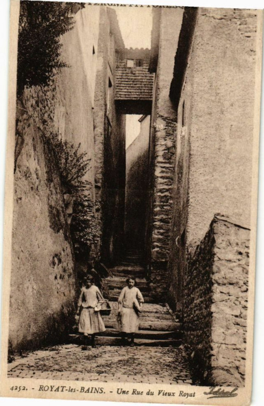 Carte postale ancienne Royat-les-Bains - Une rue de vieux Royat à Royat