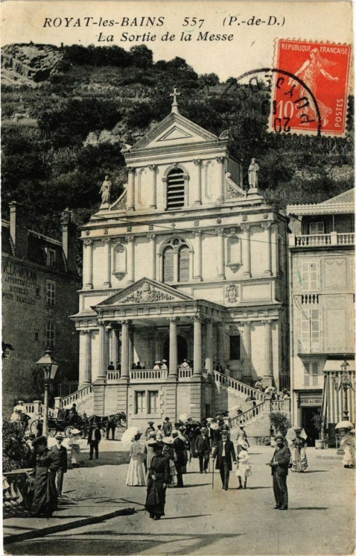 Carte postale ancienne Royat-les-Bains - La sortie de la messe à Royat