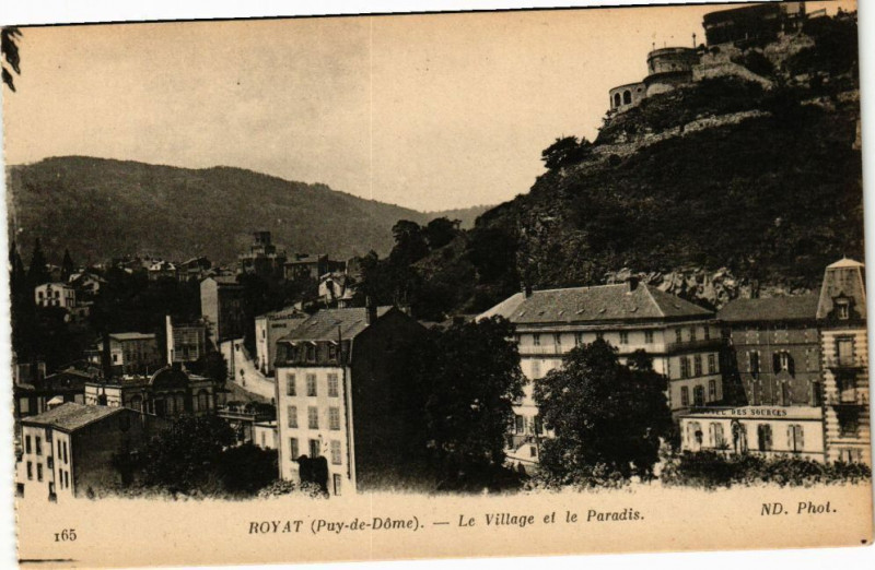 Carte postale ancienne Royat - Le Village et le paradis à Royat