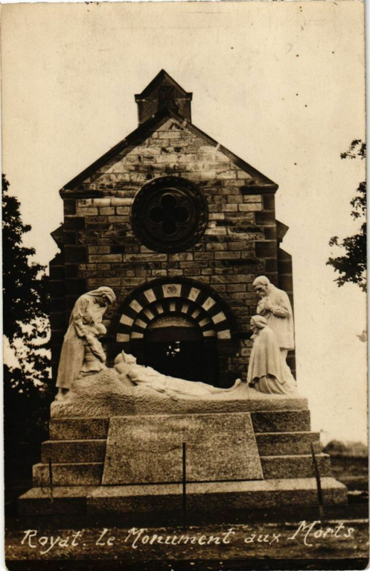 Carte postale ancienne Royat - Le monument aux morts à Royat