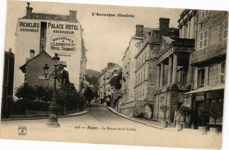 Carte postale ancienne Royat - La Route de la Vallée à Royat