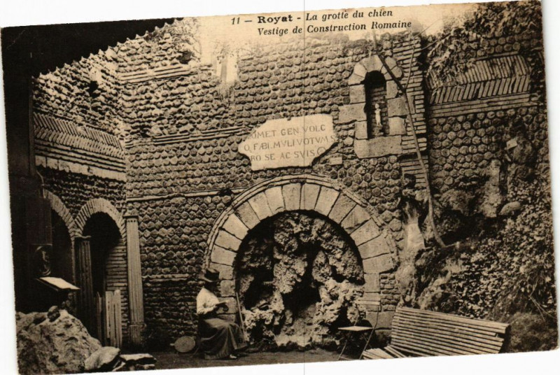 Carte postale ancienne Royat - La Grotte du chien à Royat