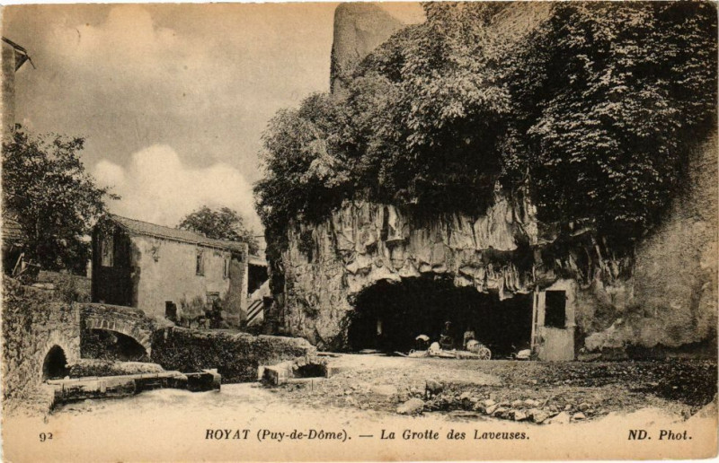 Carte postale ancienne Royat - La Grotte des laveuses à Royat