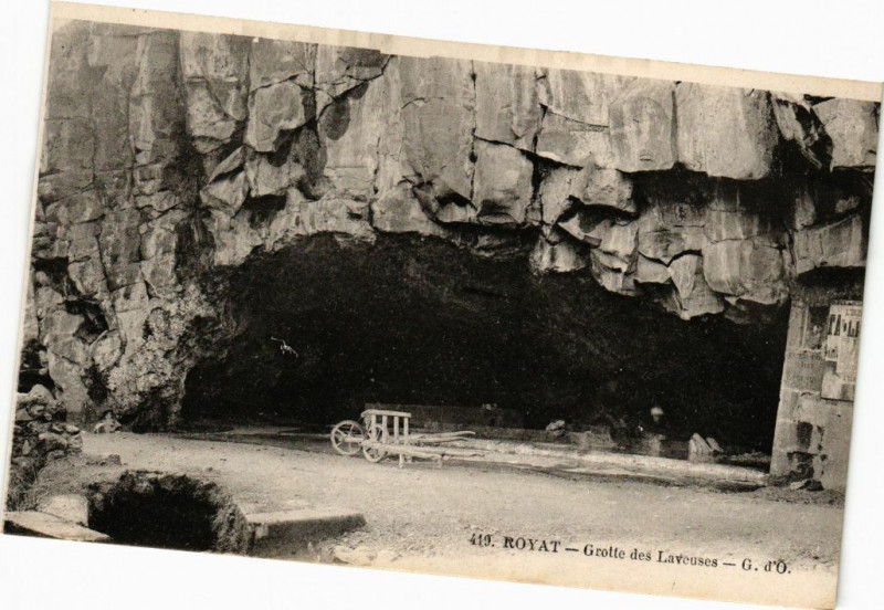Carte postale ancienne Royat - Grotte des laveuses à Royat