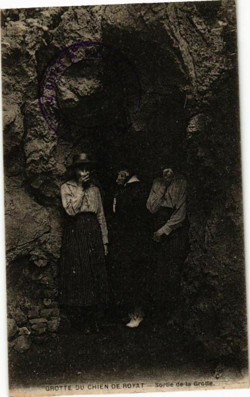 Carte postale ancienne Grotte du chien de Royat - Sortie de la Grotte à Royat
