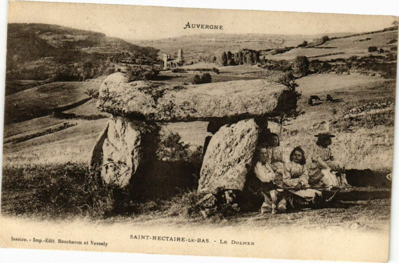 Carte postale ancienne Saint-Nectaire-le-Bas - Le dolmen à Saint-Nectaire
