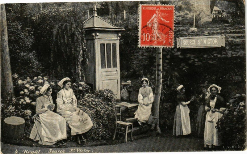 Carte postale ancienne Royat - Source s victor à Royat