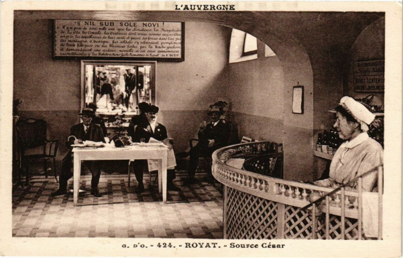 Carte postale ancienne Royat - Source cesar à Royat