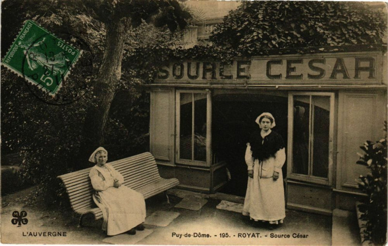 Carte postale ancienne Royat - Source cesar à Royat