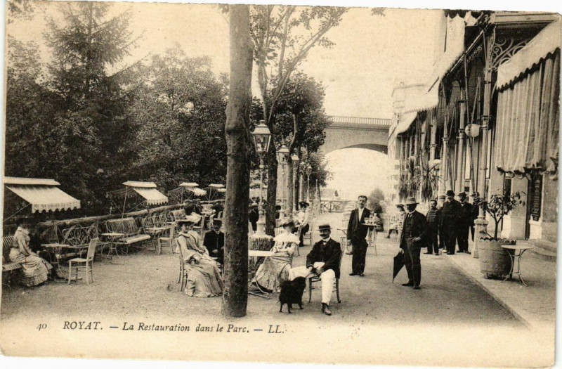 Carte postale ancienne Royat - La restauration dams le parc à Royat