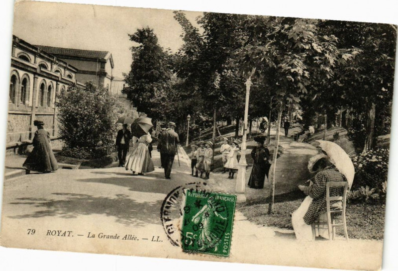 Carte postale ancienne Royat - La grande allée à Royat