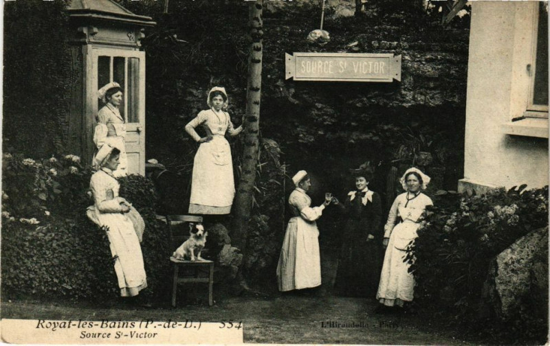 Carte postale ancienne Royat-les-Bains - Source St-victor à Royat