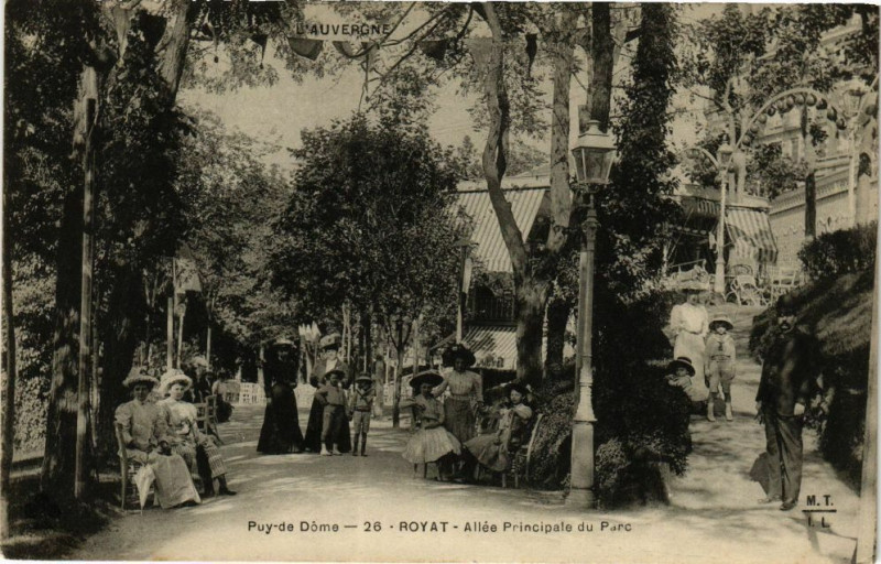 Carte postale ancienne Royat - Allée principale du parc à Royat