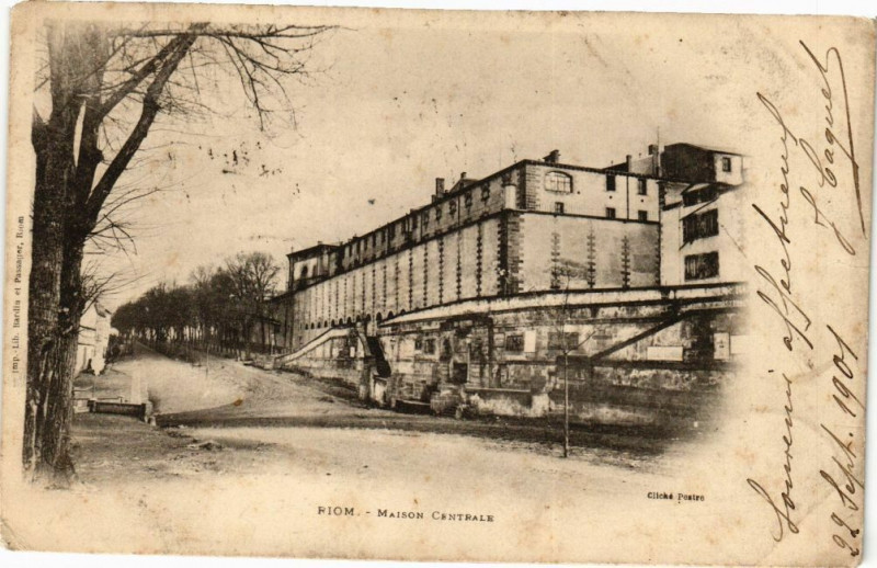 Carte postale ancienne Riom - Maison centrale à Riom