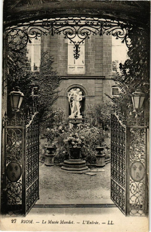 Carte postale ancienne Riom - Le musée mandet à Riom