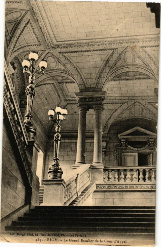 Carte postale ancienne Riom - le grand escalier à Riom