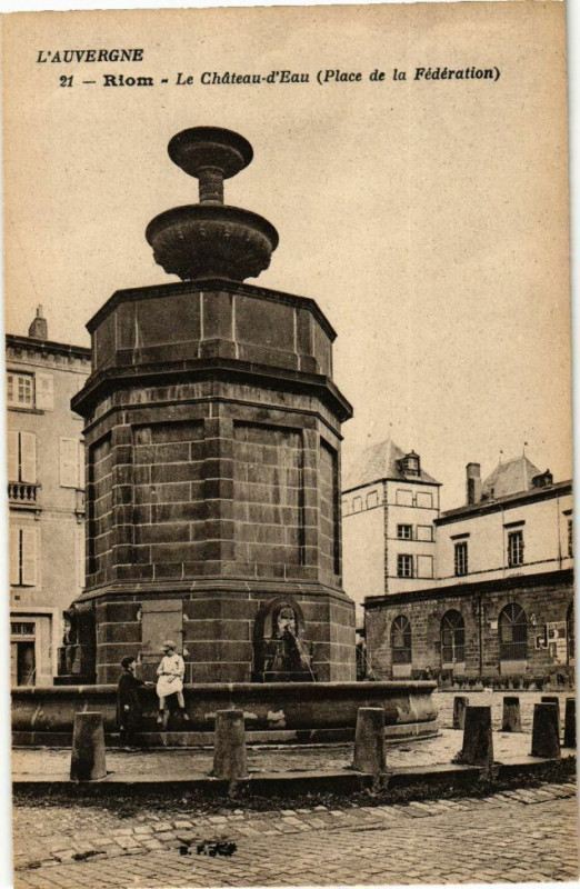 Carte postale ancienne Riom - Le chateau d'eau à Riom