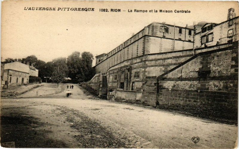 Carte postale ancienne Riom - La rampe et la maison centrale à Riom