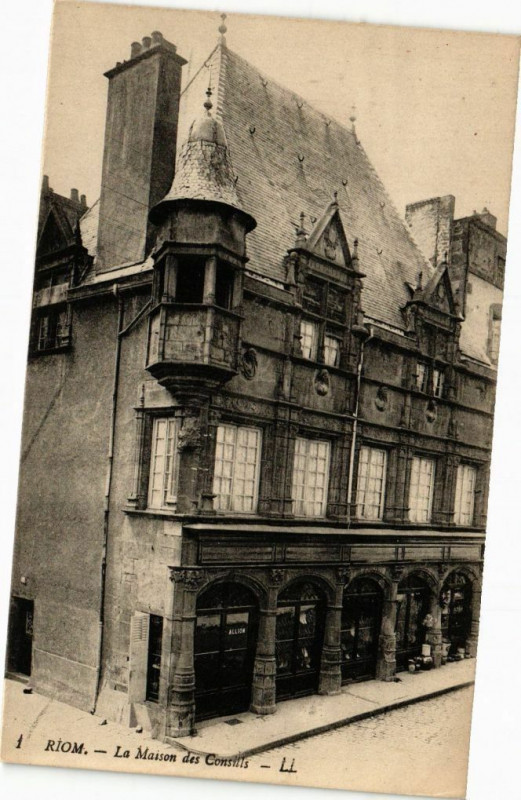 Carte postale ancienne Riom - La maison des consitls à Riom
