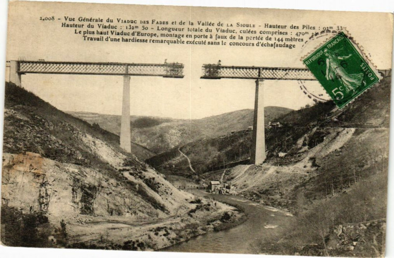 Carte postale ancienne Vue générale du Viaduc des Fades et de la Vallée de la Sioule -