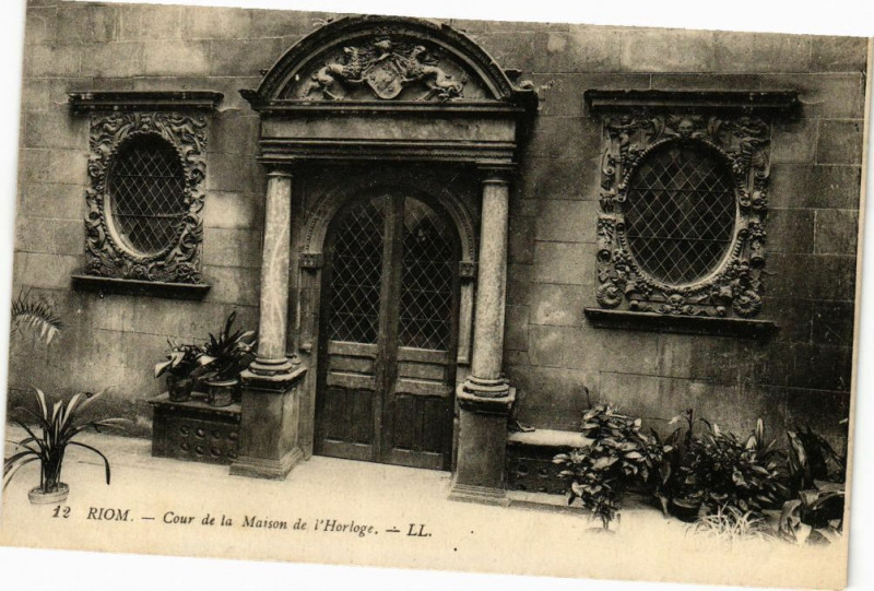 Carte postale ancienne Riom - Cour de la maison de l'horlage à Riom