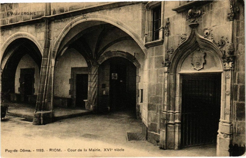 Carte postale ancienne Riom - Cour de la mairie à Riom