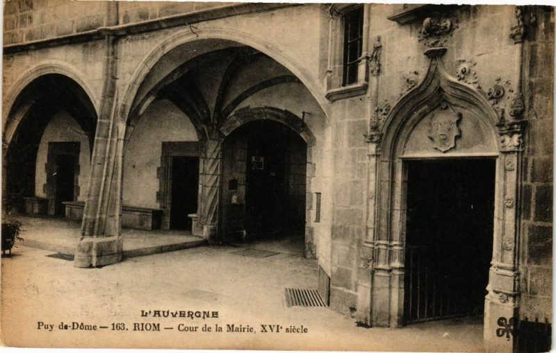 Carte postale ancienne Riom - Cour de la mairie à Riom