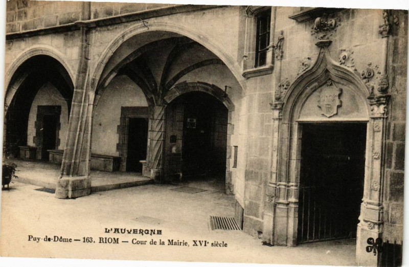 Carte postale ancienne Riom - Cour de la mairie à Riom